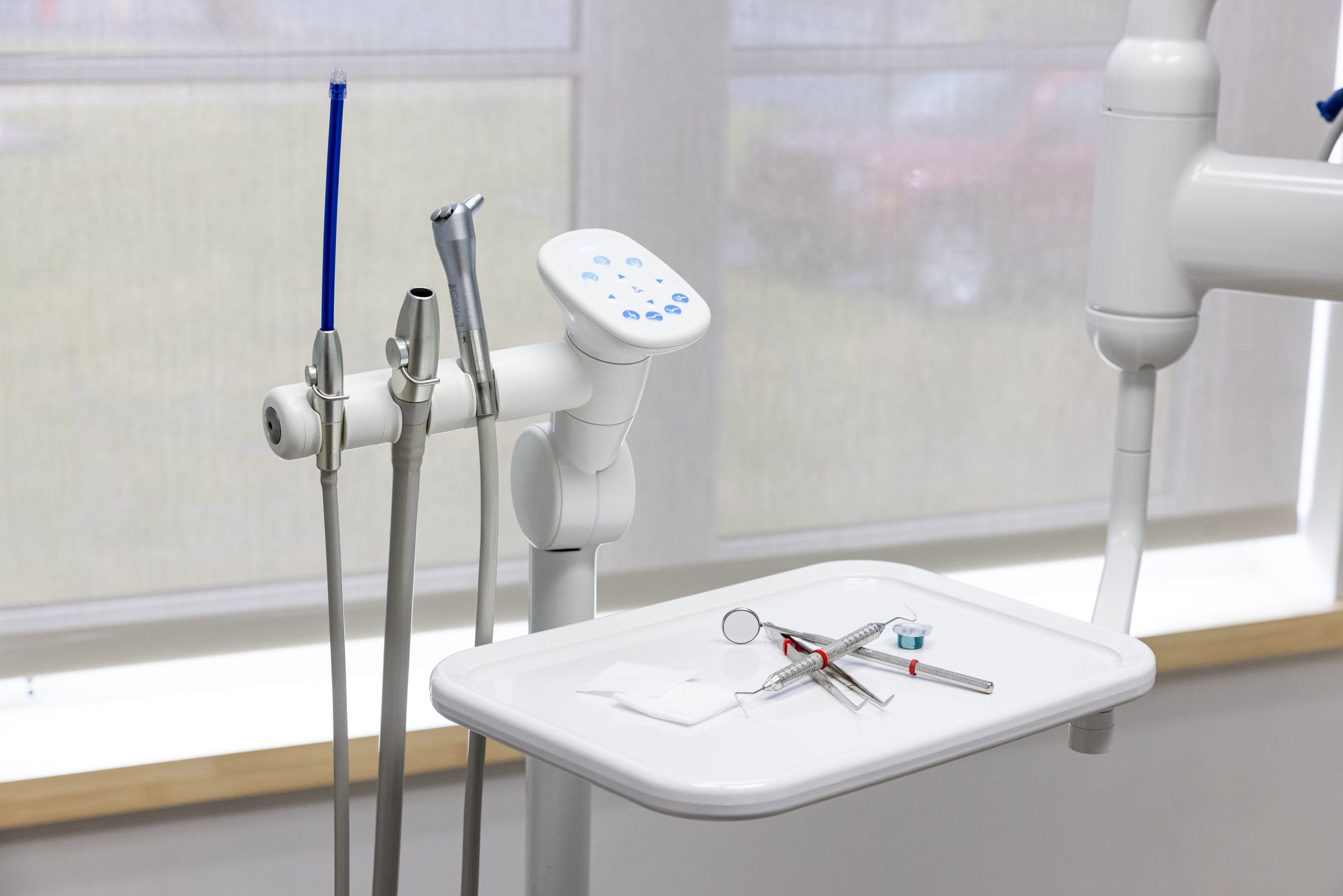 Le plateau d'instruments d'une salle de traitement, devant la fenêtre